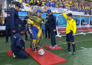 Kvadruplegik provádí výkop na mistrobství světa ve fotbale 2014